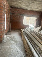 Земельный участок 1026 м² в Ставропольском крае по адресу: Россия, Ставропольский край, г. Ессентуки, ул. Комарова, площадь 1026+/-11 кв.м., на котором находится объект незавершенного строительства.