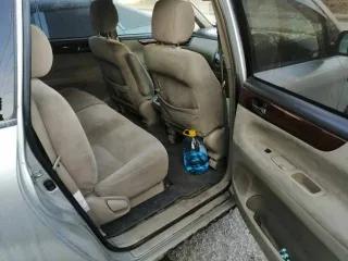 Toyota Ipsum 2001 года, 160 л.с., пробег 261797 км, АКПП. Цвет серый. Кузов АСМ260001992. Состояние: сгнившие пороги, кузов по днищу гнилой, задняя дверь гнилая, капот, решётка радиатора и передний бампер после удара, повреждён пластик салона, отсутствует задний редуктор привода и кардан.