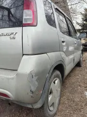 Suzuki Swift 2002 года выпуска, номер кузова НТ518723274, госномер Н604КВ125. Возможны ограничения на регистрационные действия. Техническое состояние: повреждения кузова и боковых зеркал, дверь багажника не открывается, требуется ремонт боковой рейки, не все лампочки (индикаторы) в рабочем…