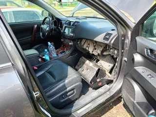 Toyota Highlander, 2011 года, 273 лс, АКПП, легковой автомобиль, марка TOYOTA, модель HIGHLANDER, год изготовления 2011, VIN JTEES42A302176800, цвет кузова серый, мощность двигателя 273 л.с. Двигатель снят с автомобиля (фотографии прилагаются), имеются другие технические неполадки.