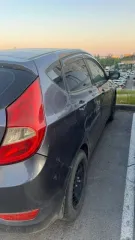 Хэтчбек Hyundai Solaris 2013 года, черно-серый цвет, VIN Z94CT51CBDR079730