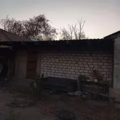 1/4 доля в праве на жилое здание площадью 37,8 кв.м, кадастровый номер 61:22:0040401:782 и 1/4 доля в праве на земельный участок площадью 5300 кв.м, категория земель - земли населенных пунктов, разрешенное использование - ЛПХ, кадастровый номер 61:22:0040401:211. На участке расположено…
