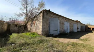База (гаражи, склад, бытовое помещение, земельный участок) 13374,9 м², Астраханская область. База, расположенная по адресу: Астраханская область, с. Енотаевка, ул. Мусаева, 6, в составе: Гараж пятиместный. Площадь: 151,8м2. Кадастровый номер: 30:03:050103:1273; Гараж кирпичный. Площадь: 390,5м2…