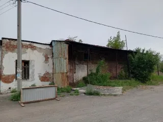 Гараж площадью 473 кв.м и земельный участок площадью 677 кв.м. Свердловская область, Нижнесергинский район, город Нижние Серги, улица Розы Люксембург, дом 1. Кадастровые номера: 66:16:2001043:21 (ЗУ), 66:16:0000000:2094 (здание). Земельный участок категория: земли населенных пунктов, вид…