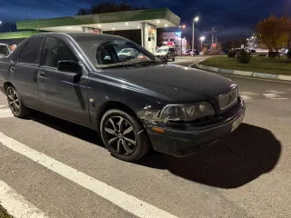 Volvo S40 1998 года. VIN: YV1VS1223WF198577. Тип: легковой автомобиль. Категория B. Год выпуска: 1998. Двигатель: модель B4184S, номер 1285797. Мощность: 122 л.с. (90 кВт). Объем: 1783 см³. Цвет кузова: черный (черно-зеленый). Максимальная разрешенная масса: 1760 кг. Снаряженная масса: 1245 кг…