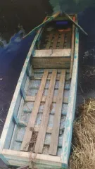 Деревянная весельная лодка, 1 шт. + лодка из стекловолокна длиной 3,6 м, 1 шт. Единый лот. Реализация в качестве годных остатков. Сопроводительные документы отсутствуют. Состояние: б/у.