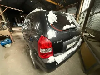 Hyundai Tucson 2.7 2006 года, VIN: KMHJN81DP7U603294. Автомобиль находится в неудовлетворительном состоянии, разукомплектован, в аварийном состоянии, необходим ремонт двигателя и коробки передач. Пробег около 400 000 км.