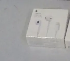Наушники Apple EarPods Lightning Connector iPhone 15 PRO Max новые. Имущество продается в том виде, в каком оно есть, в случае продажи возврату/обмену не подлежит. За скрытые дефекты имущества Продавец ответственности не несет.