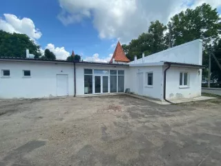 Нежилое помещение с кадастровым номером 39:11:010008:292, общей площадью 51,2 кв.м. Нежилое помещение с кадастровым номером 39:11:010008:292, общей площадью 51,2 кв.м. Расположенное по адресу: Калининградская обл., Правдинский район, г. Правдинск, ул. Школьная, зд. 8Д, пом. 9. 
Общая площадь: 51.2…