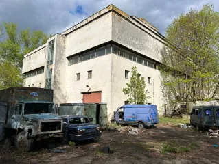 Недвижимое и движимое имущество - здание, назначение: нежилое (гостиница), кад номер: 50:60:0020103:58; здание, назначение: нежилое (проходная), кад номер: 50:60:0020103:55; помещение, назначение: нежилое (теплица), кад номер: 50:60:0020103:92; сооружение, назначение: нежилое (благоустройство с…