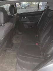 Kia Sportage 2013 года, 150 л.с., 160031 км, АКПП, проблемы с проводкой системы зажигания, многочисленные сколы и замятины капота, неравномерный окрас кузова, повреждение переднего бампера, сколы и царапины кузова, отслоение краски, неисправный аккумулятор.