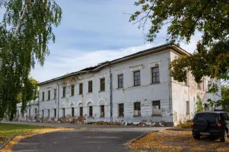 Имущественный комплекс с земельным участком 5583 кв.м и зданиями, г. Лебедянь, Липецкая область. Имущественный комплекс в составе: земельный участок, общей площадью 5 583 кв.м., кадастровый номер 48:11:0470166:12, 2 здания и 2 сооружения, в т.ч. здание объекта культурного наследия «Здание торгового…