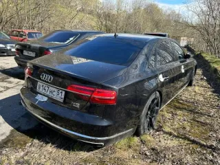Audi A8L 2014 года выпуска, черного цвета, VIN: XW8ZZZ4H4FG008561. Имеется небольшая вмятина в верхней части кузова в передней части с левой стороны, на передней левой двери в верхней части, на крышке капота с правой стороны. Многочисленные трещины на лобовом стекле в верхней части с левой стороны…