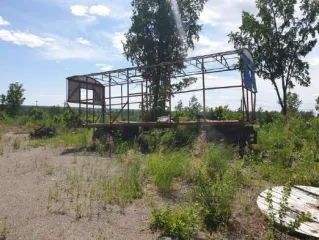 Имущество на месторождении Иверское: емкость 10м3, весы Mekhelectron-M, временное некапитальное сооружение склад №2 при пищеблоке, компрессор Komatsu, морозильный ларь SNEZH, подстанция трансформаторная (мощность 1000 kVa), холодильник Atlant MKhM-161, баня деревянная с емкостью 10м3…