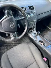 Toyota Avensis 2009, легковой автомобиль, серого цвета, объем двигателя 2231 см³, с комплектом ключей (1 шт.), VIN SB1EB76L00E010272, 2009 года выпуска, государственный регистрационный знак Финляндии FJK433.