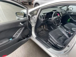 Kia Cerato 2015 года выпуска, VIN: XWEFX411BF0008409, автомобиль в хорошем техническом состоянии, двигатель работает без нареканий. Коробка АКПП требует внимания, пинки при переключении передач. Лакокрасочное покрытие требует внимания, сколы, царапины. Ходовая часть также требует внимания.