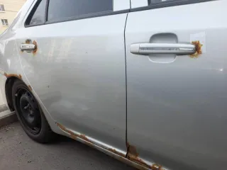 Geely GC6, 2014 года, 94 лс, 397464 км, легковой автомобиль, VIN X9W8624SGED000795, марка: Geely GC6, год изготовления: 2014, мощность двигателя, л. с. (кВт): 94, цвет: серебристый, вид собственности: индивидуальная, пробег 397464. На кузове невооруженным глазом видны следы коррозии.