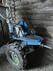 Мотоблок Neva с прицепом (тележкой). Сведения о комплектности и работоспособности отсутствуют. На транспортных средствах могут присутствовать видимые дефекты. Хранение на открытой площадке с февраля 2025 года. Имущество бывшее в употреблении. При выявлении видимых или скрытых дефектов покупатель…