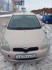 Toyota Vitz 2000 года выпуска, красный (розовый) цвет, VIN отсутствует.