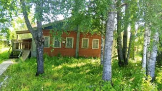 Здание аптеки-медпункта (литер Аа), площадь 74,6 кв. м, нежилое, 1916 года постройки, с земельным участком 567 кв. м (категория: земли населенных пунктов, разрешенное использование: для размещения здания аптеки – медпункта), кадастровые номера 11:04:2601001:380 | 11:04:2601001:411. Здание имеет…