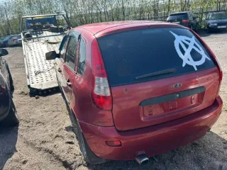 Автомобиль LADA Kalina 2010 года выпуска, VIN: XTA111930B0134888, цвет серебристо-красный. Ключ и копия ПТС в наличии, СТС отсутствует. Таблички с госномером, передний бампер и решетка радиатора отсутствуют. Коррозия металла в области колесных арок, на крыльях и на двери багажника. Отслоение и…