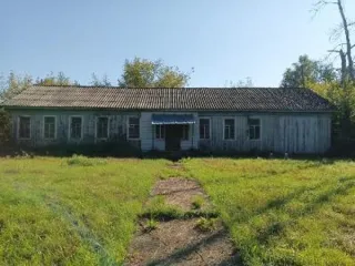 Административное здание, кадастровый номер 28:20:010922:84, площадью 294,4 кв.м., расположенное на земельном участке с кадастровым номером 28:20:010922:4, площадью 2 888 кв. м. Местоположение: Амурская область, Ромненский район, с. Ромны, ул. Шилова, д. 46. Ограничения и обременения отсутствуют.