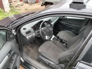 OPEL Astra черный, 2012 год. Идентификационный номер VIN: XWF0AHL69D0005966, номер кузова: W0L0AHL69DG035715, цвет кузова: черный, мощность двигателя: 116 л.с., тип коробки передач: механическая, ПТС: серия 78 ХА №527825. Техническое состояние: со слов должника автомобиль на ходу, но у т/с старый…