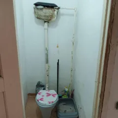 Квартира 61,6 м² в Кемеровской области, пгт Верх-Чебула, ул. 40 лет Победы, д. 1, кв. 1. Кадастровый номер: 42:16:0101002:2356. Земельный участок под домом предоставлен в аренду по договору №136. Финансовым управляющим получено согласие арендодателя, Комитета по управлению муниципальным имуществом…