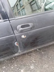 ЛАДА ПРИОРА 2008 года выпуска. VIN: XTA21723080002957. Цвет кузова: сине-черный. Автомобиль после ДТП. Имеются следы сквозной коррозии.