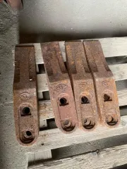 Запчасти для грузовой техники и погрузчика: канат металлический в рулоне, гайка металлическая окрашена в черный цвет диаметр резьбы 2 см ширина и толщина 3*1,7 см (имеется ржавчина), болт М 20*92 крепления колеса предназначен для крепежа колес на ступицы грузовых автомобилей, гайка шестигранная М…