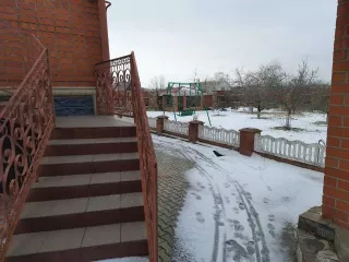 Жилой дом, общей площадью 250,5 кв. м., в том числе жилой площадью 117,4 кв.м., этажность: 2, подземная этажность:1, кадастровый номер: 61:43:0020103:587, расположенный по адресу: Ростовская область, Шолоховский р н, ст ца Вешенская, ул. Лесная, д. 51, с объектами вспомогательного назначения …