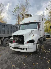 Тягач Freightliner CL120 2002 года, госномер Х448КО138. Шасси 1FUJA6CG03LK93357, двигатель (отсутствует, номер 6067MK60 06R0709446). Дизельный двигатель 12.7 л, мощность 400 л.с., автоматическая коробка передач (отсутствует), привод 6х4, левый руль, цвет белый. Снаряженная масса 7100 кг, полная…