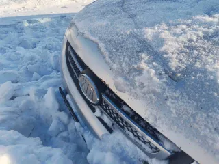 Kia Sportage, 2009 года, 141 л.с., серого цвета, VIN: XWEKH812DA0000618, ПТС 39 МУ 013369. Автомобиль имеет повреждения: заднее левое крыло - нарушение ЛКП (потертости), царапина длиной 80-90 см над передней и задней левой дверью (нарушение ЛКП), накладка передней левой двери - нарушение ЛКП…