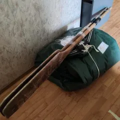 Надувное маломерное плавательное средство Kantegir зеленого цвета с двумя деревянными веслами, один комплект. Бывшее в употреблении, со следами эксплуатации: царапины, потертости, загрязнения. Сопроводительные документы отсутствуют. Реализуется в качестве годных остатков.