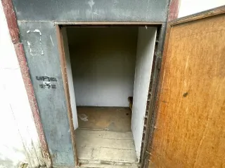 Нежилое помещение 177.4 кв.м в Челябинской области, г. Златоуст, ул. им. Карла Маркса, д. 45. Назначение: нежилое, площадь: 177,4 кв. метра, этаж: 1, кадастровый номер: 74:25:0308201:1370. Год ввода в эксплуатацию: 1957.