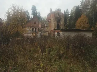 Здание администрации и общежитие общей площадью 4944.8 кв. м, расположенные по адресу: Ярославская область, Тутаевский район, поселок Красный Бор, улица Верхняя Дача, дом 11, с земельным участком. В состав входят: Здание администрации, кадастровый номер: 76:15:011013:102, назначение нежилое, 4…