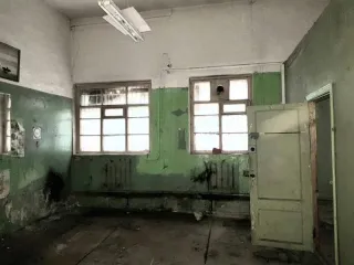 Нежилые здания 899,9 кв.м и участок, Санкт-Петербург. Здания, расположенные по адресу: Санкт-Петербург, поселок Понтонный, улица Александра Товпеко, дом 12, литера А, литера Б, и земельный участок по тому же адресу, литера А. Литера А: площадью 739.3 кв.м, назначение: нежилое, этажность здания: 2…
