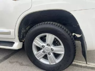 Легковой автомобиль Toyota Land Cruiser 200, VIN JTMCV05J104125596, 2013 г. в., цвет белый. Ознакомиться можно в дни приема заявок с 11:00 до 16:00, предварительно записавшись по тел. 89062274666 или email: bankrotim@yandex.ru