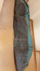 Надувная лодка Monsoon зеленого цвета с сиденьем, имеются заплатки на корпусе - 1 шт. Надувная лодка с двумя веслами и сиденьем в непрозрачном белом мешке, с многочисленными заплатками - 1 шт. Надувная лодка марки Monsoon двухместная, в комплекте: чехол черного цвета, два складных весла, одно…