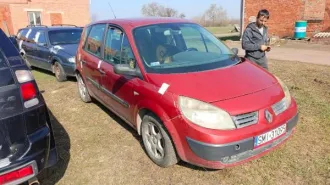 Renault Megane Scenic 2004 года, красного цвета, иностранный регистрационный знак SMI31095. Комплектуется свидетельством и ключом. Имеет признаки эксплуатации, видимые дефекты и механические повреждения. Возможны скрытые повреждения и дефекты. Реализуется в качестве годных остатков.