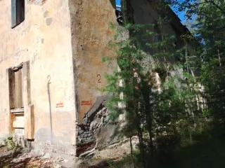 Нежилое двухэтажное здание (оставшаяся часть), общей площадью 368.4 кв.м, кадастровый номер 47:01:1118001:201, вместе с земельным участком общей площадью 830 кв.м, кадастровый номер 47:01:1122001:2063, категория земель – земли населенных пунктов, вид разрешенного использования – бытовое…