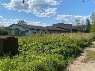 Нежилое здание 785,1 кв.м с земельным участком 3415,00 кв.м по адресу: Калужская область, г. Калуга, ул. Светлая, д. 10. Одноэтажное здание. Земельный участок категории земли населенных пунктов с разрешенным использованием под нежилым зданием. Земельный участок с ограничением прав, предусмотренных…
