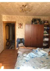 1/4 доля квартиры 65.6 кв.м., жилое помещение, адрес: Россия, Калужская обл., г. Калуга, ул. Хрустальная, д. 8, кв. 21, кадастровый номер 40:26:000239:382. Находится в общей долевой собственности. Сделка подлежит регистрации у нотариуса.