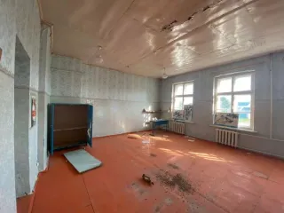 Земельный участок 10565 кв.м с гаражами, учебным зданием и мастерской, Орловская область, Хотынецкий район. Здание - гаражи, здание - учебное здание, здание - учебная мастерская, прибор тепловой энергии узла счета №1, прибор тепловой энергии узла счета №2, расположенные на земельном участке общей…
