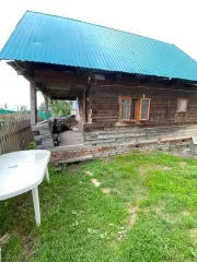 Жилой дом общей площадью 185,8 кв. м с кадастровым номером 54:11:040135:174 и земельный участок площадью 1442 +/- 13 кв. м с кадастровым номером 54:11:040135:48 с хозяйственными постройками. Адрес: Новосибирская область, Коченевский район, р.п. Коченево, ул. Пушкина, дом 13.
