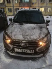 LADA Granta 2024 года выпуска, VIN: XTA219440S0280019. Автомобиль в идеальном состоянии, кроме колес, шины спускают, так как резина старая.