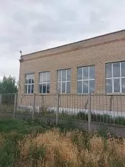 Нежилое здание (школа), расположенное по адресу: Ростовская область, Сальский район, п.Манычстрой, Нефтяников, 6. Кадастровый номер здания 61:34:0040301:968. Общая площадь 1262 кв.м. Земельный участок, расположенный по адресу: Ростовская область, Сальский район, п. Манычстрой, Нефтяников,6…