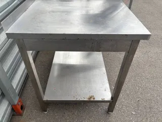 Kayman SP-222/1006 стол производственный. Является бывшим в употреблении имуществом, могут иметься скрытые недостатки.