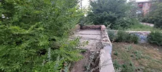 Земельный участок, площадь 251 +/- 6 кв.м., назначение: земли населенных пунктов, кадастровый номер: 63:01:0910008:1034 с ветхим строением, подлежащим сносу (общественный туалет) кадастровый номер: 63:01:0910008:982, адрес: Россия, Самарская область, г. Самара, Михаила Сорокина, д. 1а.