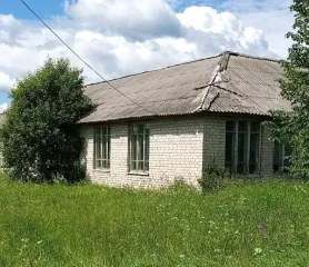 Нежилое здание с земельным участком по адресу: Ярославская область, Первомайский район, д.Малино, ул. Школьная, д.3. Общая площадь 133,5 м². Кадастровый номер 76:10:040601:9983. Количество этажей: 1. Год ввода в эксплуатацию: 1982.
